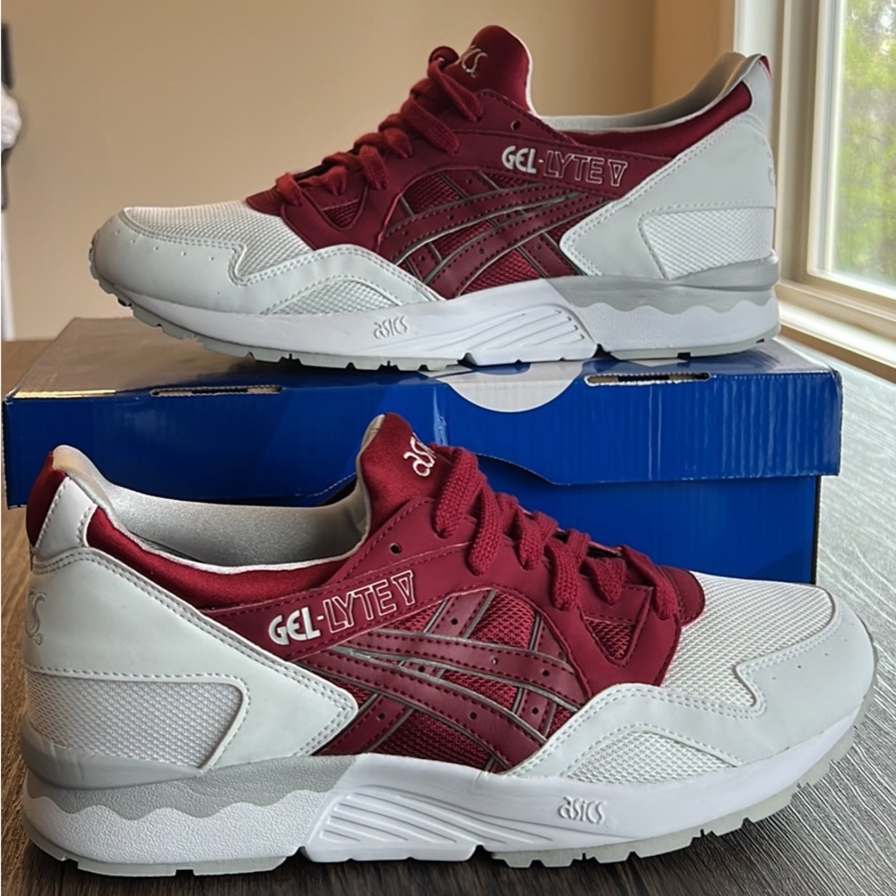Rare Authentic Mens ASICS, size 9